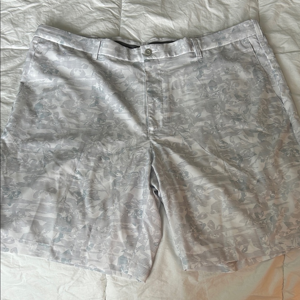 PGA Tour Light Gray Floral Pattern Shorts